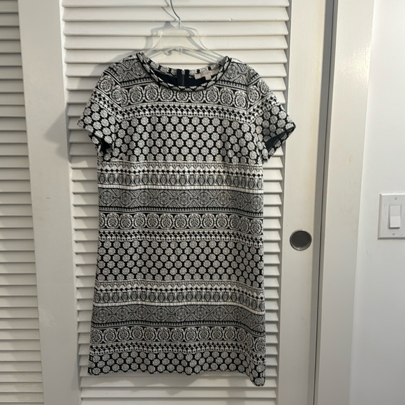 LOFT Dresses & Skirts - EUC Loft Cream & Black Batik Shift Dress - Medium